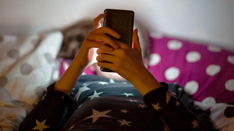 تاثیر نگران‌کننده استفاده از گوشی‌های هوشمند قبل از 13 سالگی بر سلامت روان